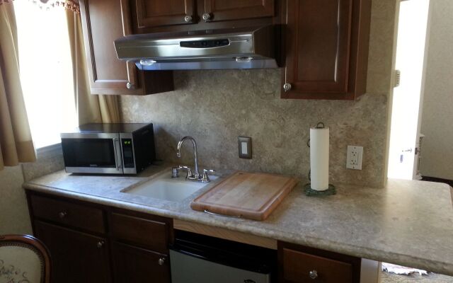 Vendange Carmel Inn & Suites
