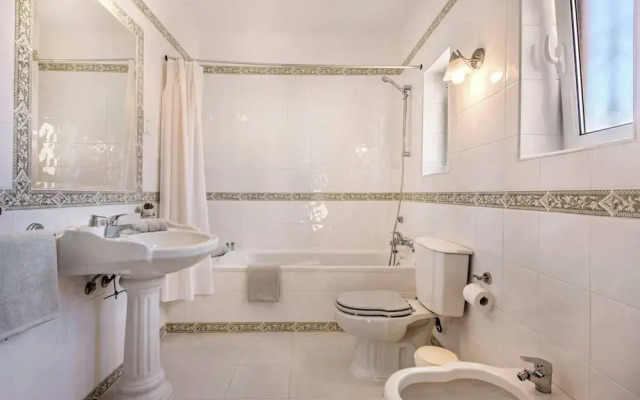 4 Bedrooms Private Pool Close To All Amenities