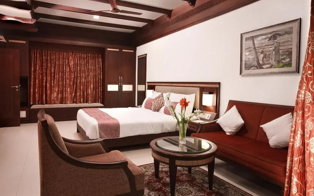 Sterling Houseboats Lake Palace Alleppey