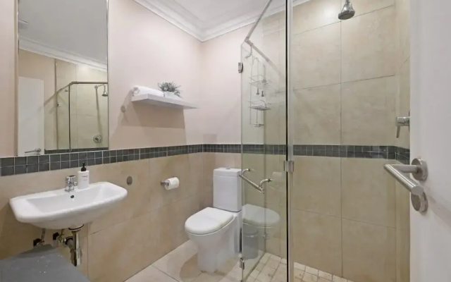 Sunny Sea Point Apartment With Private Balcony