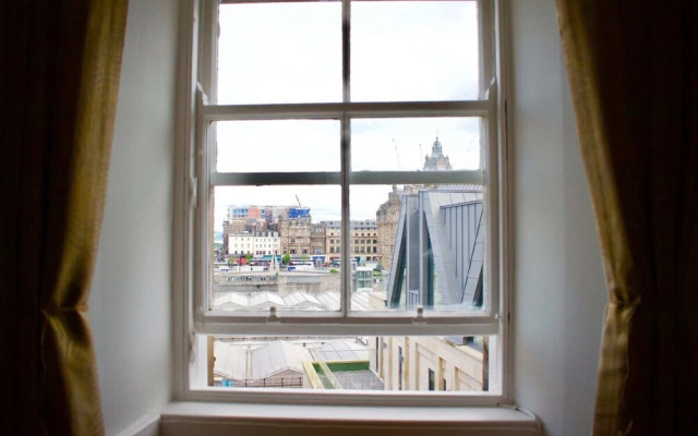 Modern And Charming 2 Bedroom Old Town Apartment