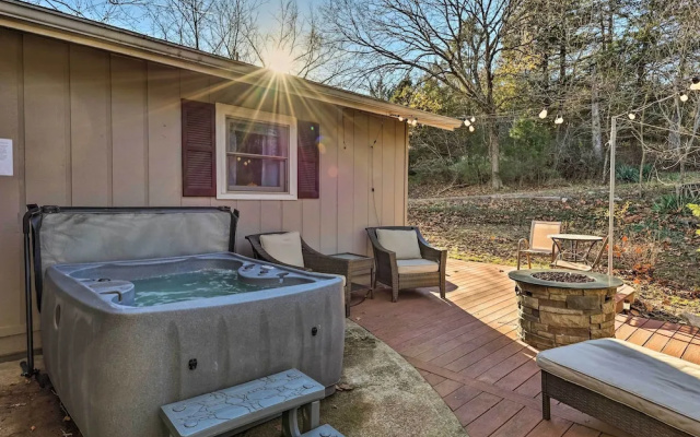 Holiday Island Home: Hot Tub & Wood Stove!