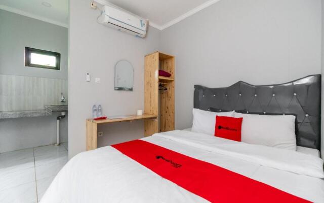 RedDoorz Plus near Jungeland Sentul