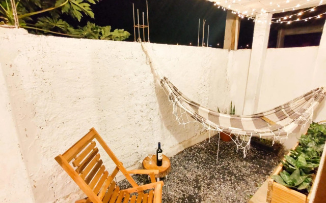 Casa de Tijolinho com Netflix e estacionamento