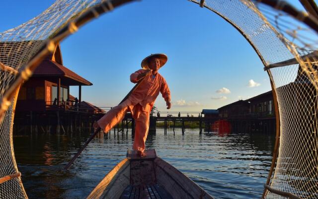 Shwe Inn Tha Floating Resort