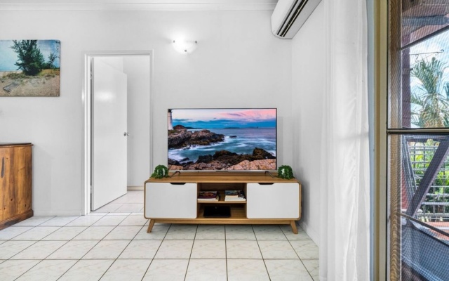 Bright Cozy Apartment Central - Modern – Guest Rooms – Bagot