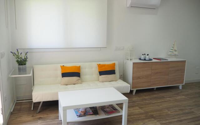 Apartament amb piscina i parquing.Baixos amb jardí