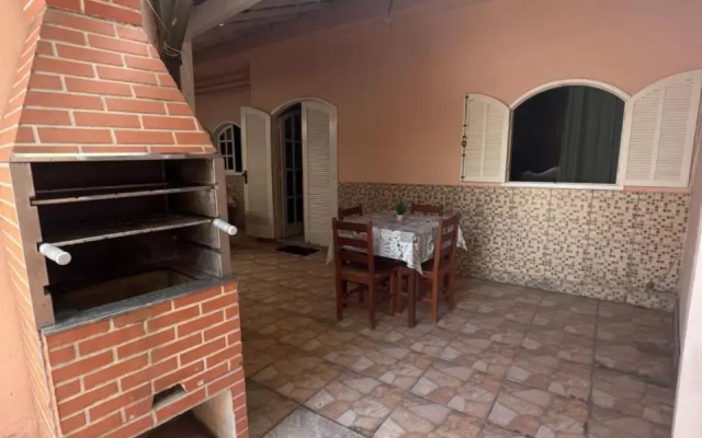 Casa com wi-fi e garagem a 5 minutos da Praia Grande