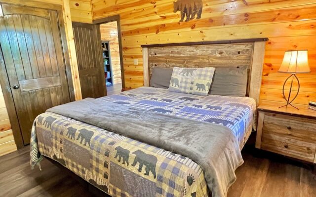 South Side Serenity 2 Bedroom Cabin by RedAwning