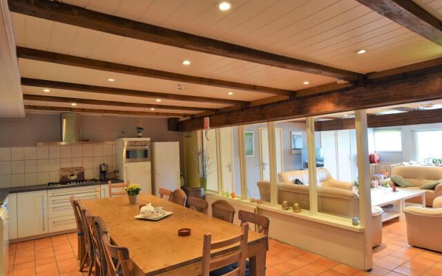 Quaint Farmhouse near River in Oosterwijk
