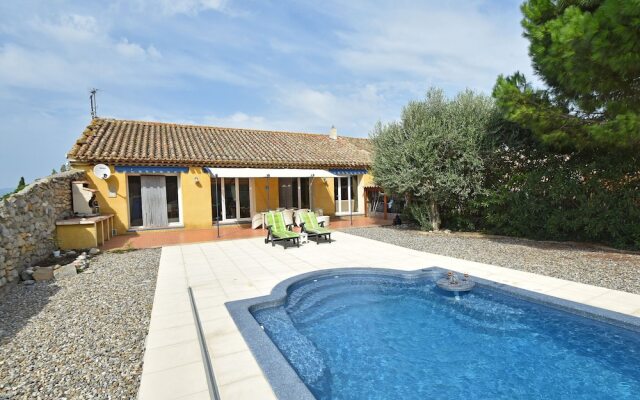 Spacious Villa With Private Swimming Pool in Marseillette