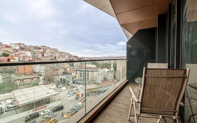 Modern Apartment in Beyoglu With Balcony