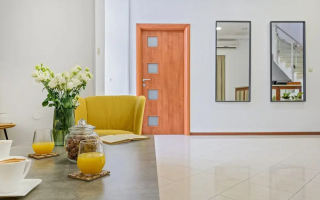 Yellow house with private parking