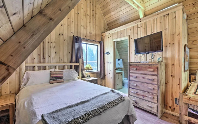 Ski-in/ski-out Red River Cabin w/ Mtn Views!