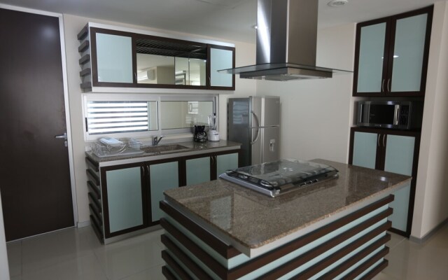 Quetzalcoatl Hotel & Suites Deluxe