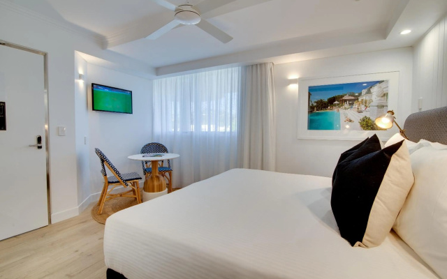 Tingirana Noosa – Guest Rooms – Hastings Street