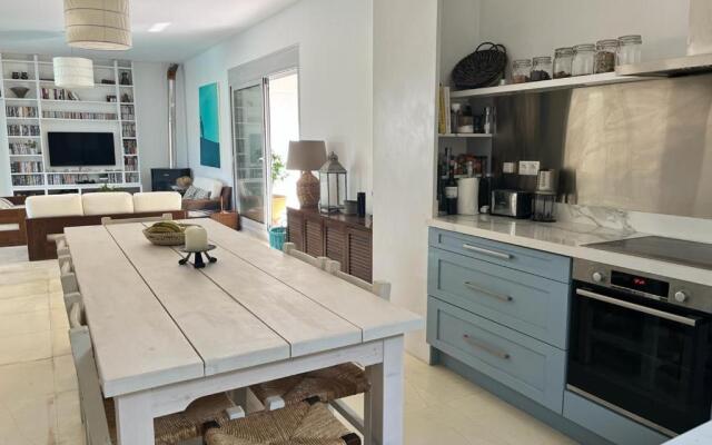 5 Bedroom Villa with Private Pool, Saronida, Athens Riviera