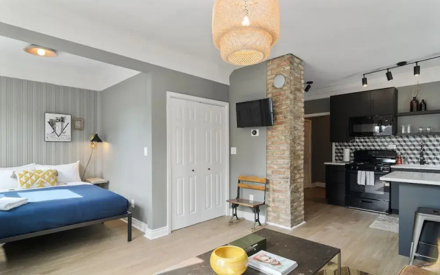Spectacular Pilsen Studio for 2! by AllSet Turnover