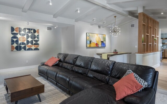 Mid-century Home 3blk to Mainst