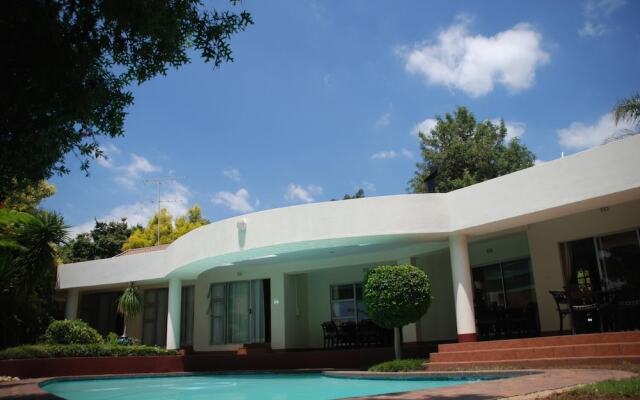 Woodmead Guest Lodge