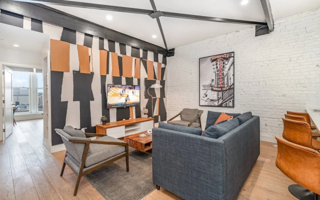 The Saddlery - Mic Drop - Walk to Broadway