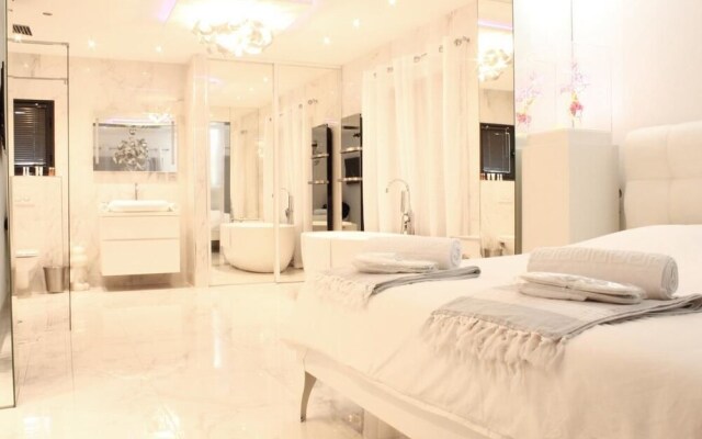 SHANGTASIA Luxury Art Room