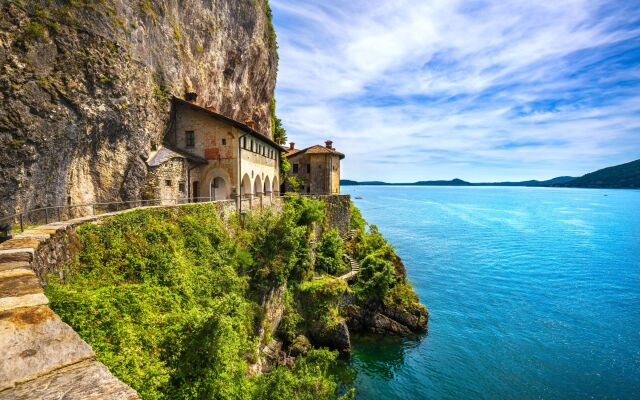 Casa Fiorita Pool and Lake