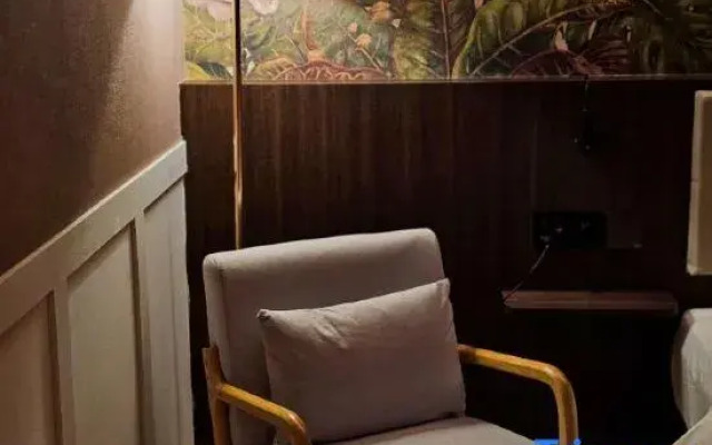 The Palm Suite at Lava Mansion