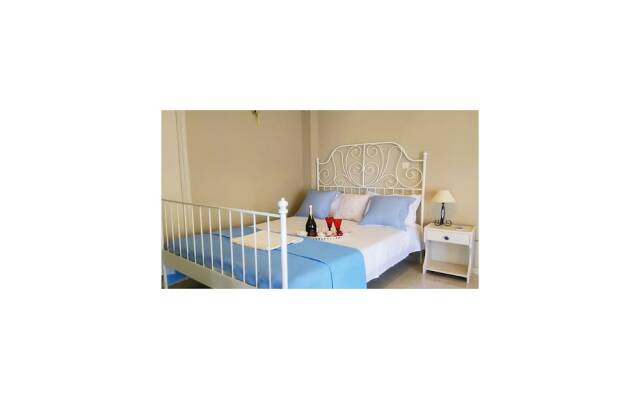 Maria's Studios & Apartments