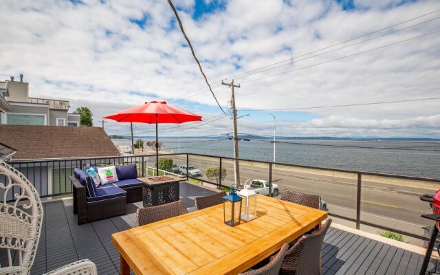 The Waterfront Gray on Alki Beach EXT Stay