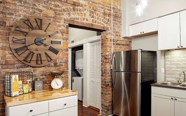 Elegant Brick 2 BR in downtown Savannah