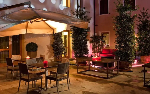 Al Tezzon Hotel