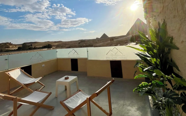 The Gate Hotel Front Pyramids & Sphinx View