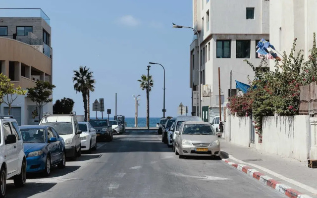 2Rooms Perfect Location  1Min to  Beach
