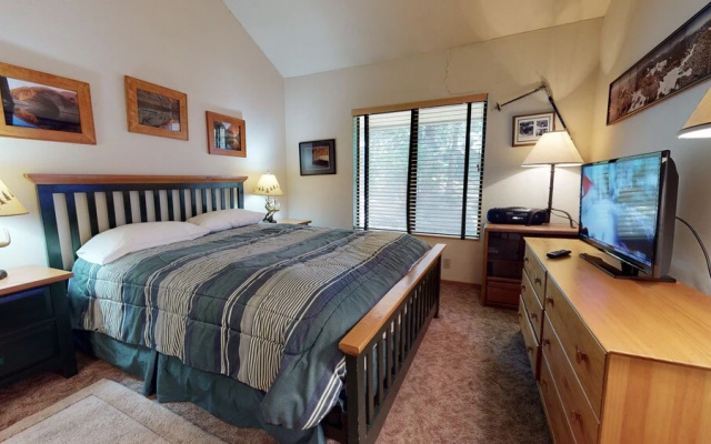 Hidden Valley 104 Convenient and Cozy, Short walk to The Village Gondola by RedAwning
