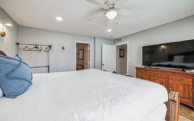 Vibrant In Vegas - 4 Bd With Shimmering Pool! 4 Bedroom Home by RedAwning