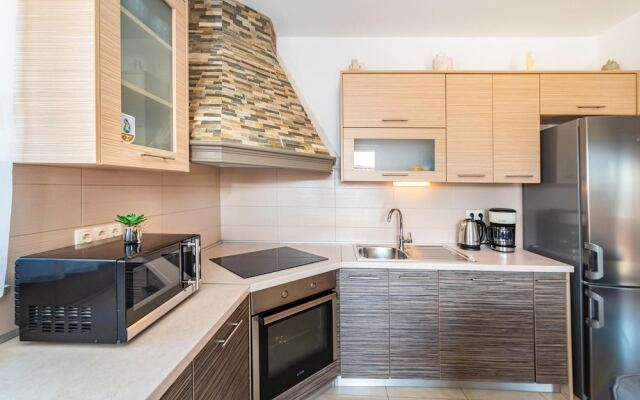 Beautiful Apartment in Posedarje With Wifi and 4 Bedrooms