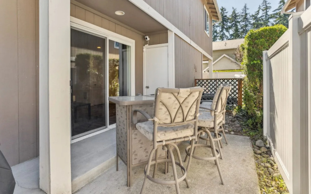 Charming Tacoma Retreat w/ Patio & 2 Fireplaces!