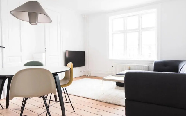 Beautiful 2-bed With Large Balcony