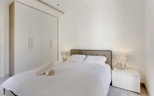 Stylish 2BR Apart, Steps Away from the Beach