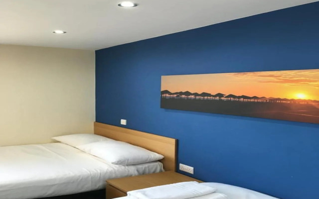 OYO Wave Crest Hotel