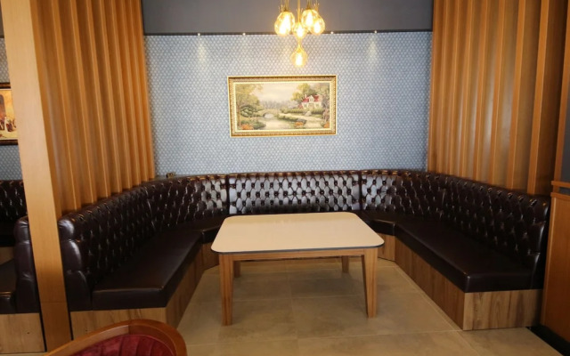 Golden Rose Deluxe Hotel