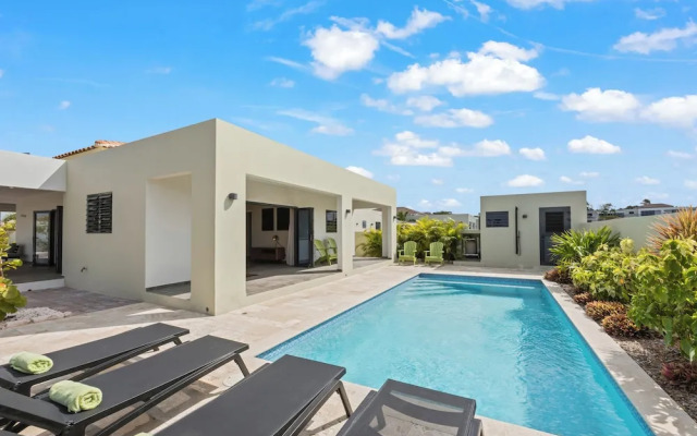 Villa Amber with pool at mambo beach