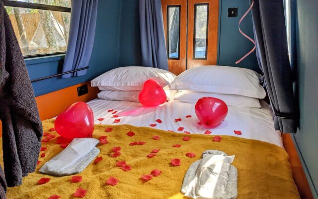 Narrowboat With Hot Tub, Spa, Cruising And More