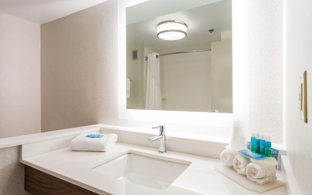 Holiday Inn Express Hotel & Suites Wilmington-University Ctr by IHG