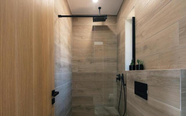 Seafront elegant villa, with infinity pool & devine views!