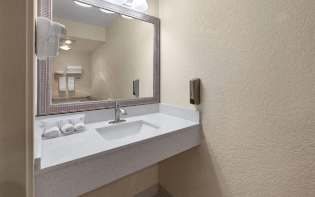 Days Inn by Wyndham Mackinaw City/Bridgeview Area