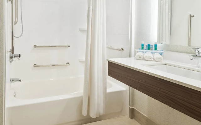 Holiday Inn Express & Suites Bentonville