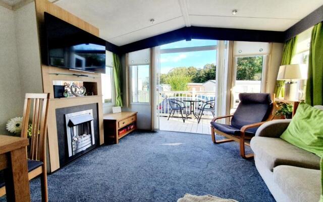 Apple Tree Lodge, Hot Tub, 3 Bedroom, 2 Bars