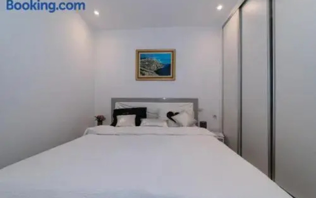 Family friendly apartment, great for children, huge yard and lots of toys